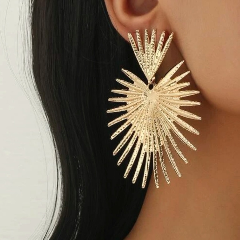 🆕 Anthropologie gold metal leaf Earrings RARE